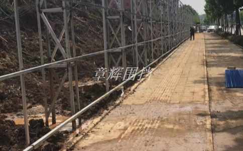 金屬圍擋安裝前需要注意哪些安全問題？（金屬圍擋施工安全注意事項(xiàng)）